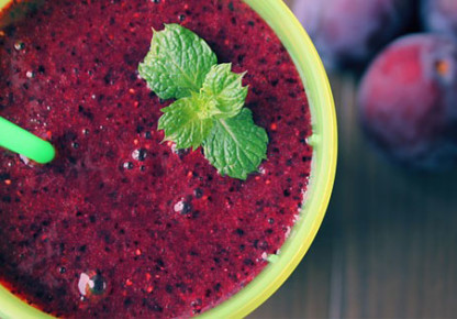 Drink Yourself Slim with the Pineapple Kale Blueberry Smoothie