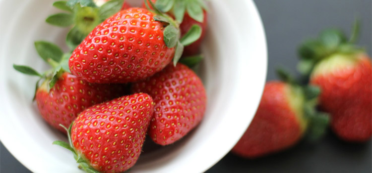 strawberries_in_plate