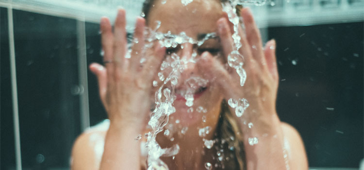 Girls-Splashing-Face-With-Water-In-A-Bathtub