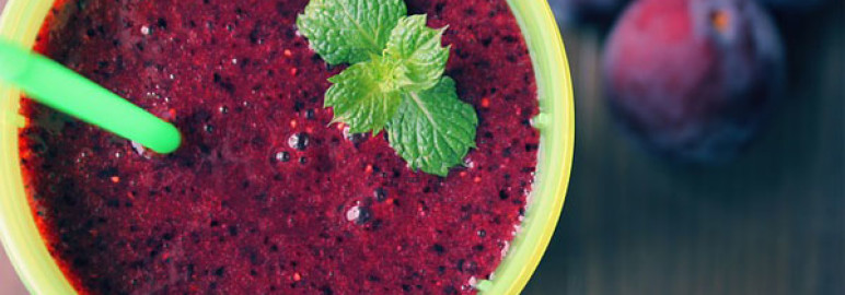 Drink Yourself Slim with the Pineapple Kale Blueberry Smoothie