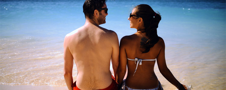 Cute-Man-And-Woman-Sitting-On-A-Beach-With-Sea